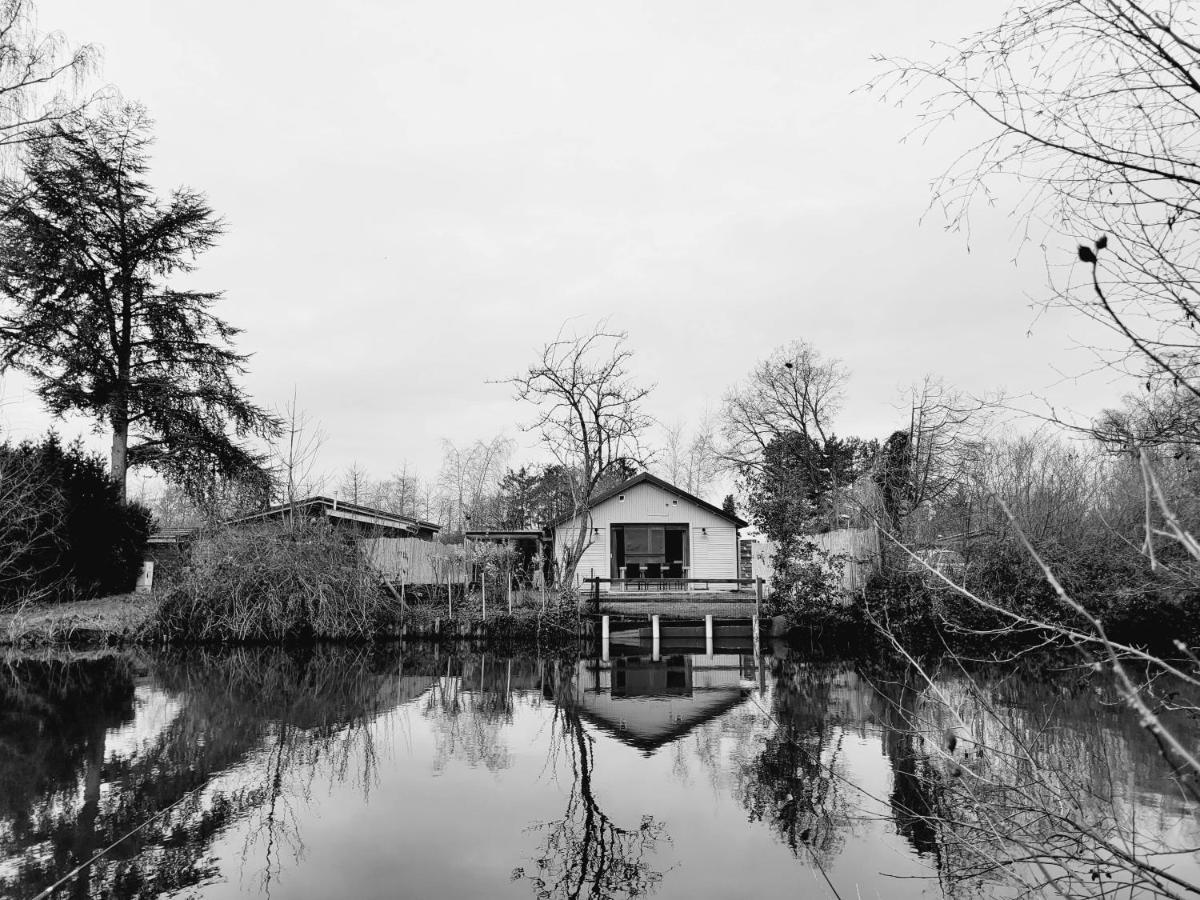 גיל Rustig Gelegen Chalet Kapeki Met Tuin Aan Het Water מראה חיצוני תמונה